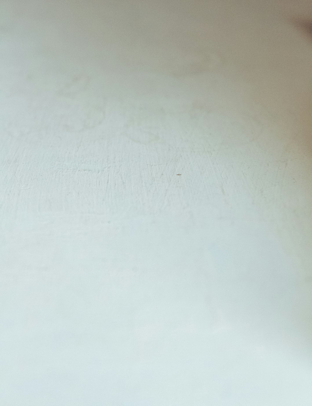 a-close-up-of-a-snowboard-on-a-white-surface-vnuyvqljfgg